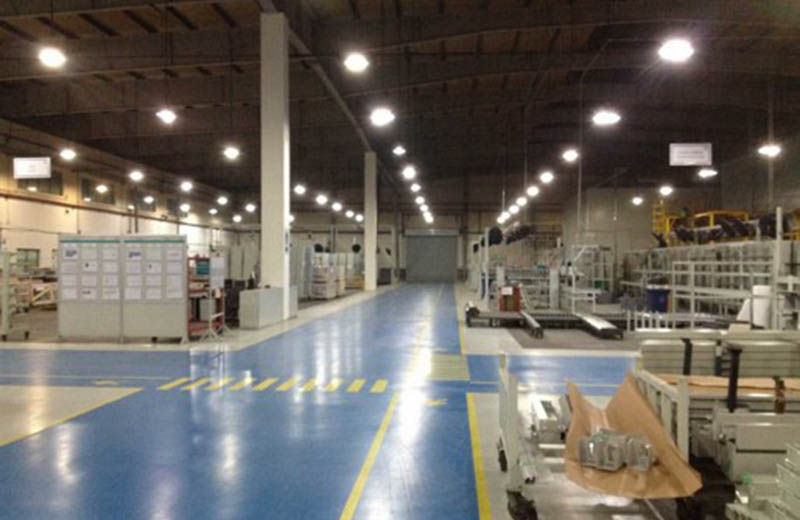 Solvent-free epoxy self-leveling and polyurethane super wear-resistant floor